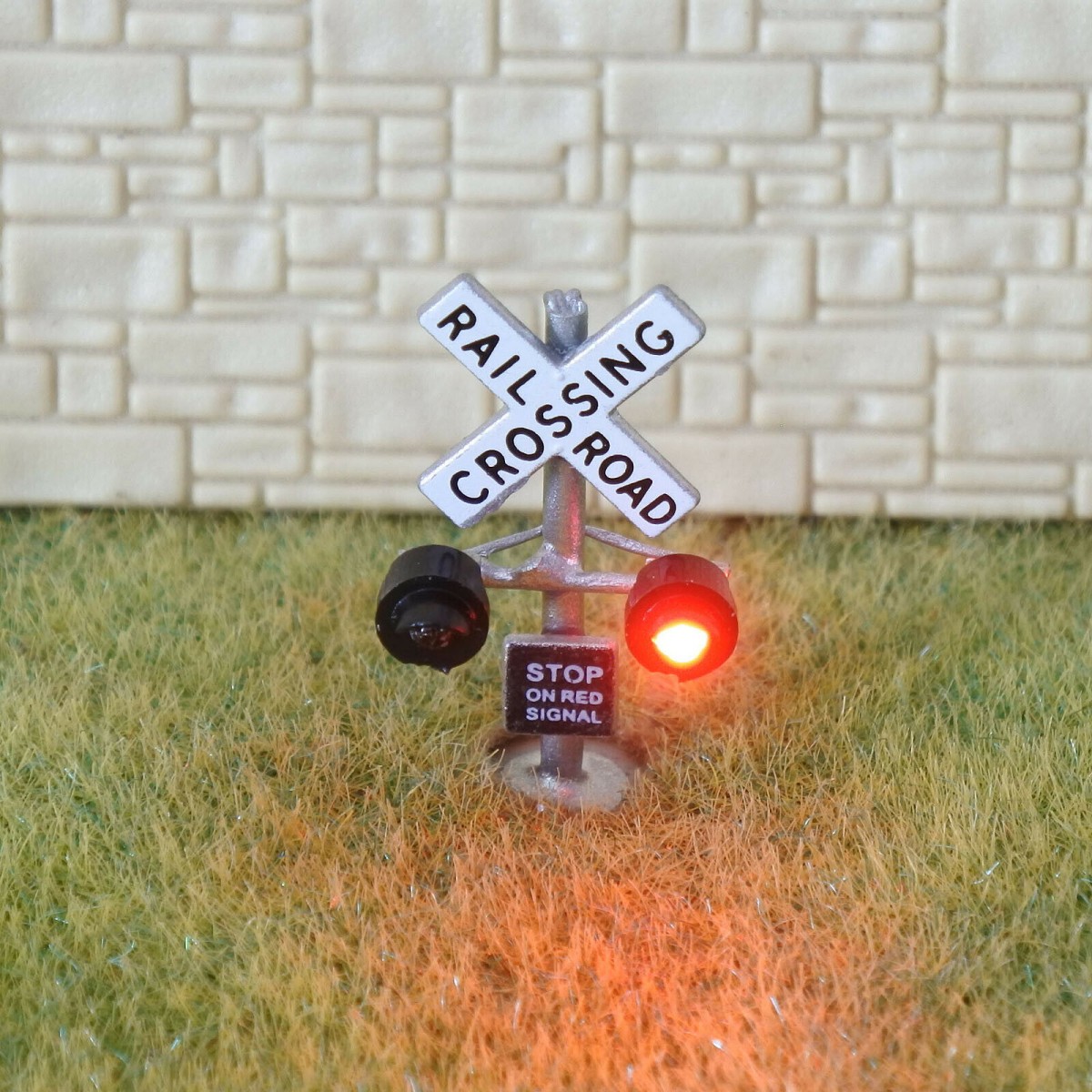 2 x N scale model railroad grade crossing signals LED silver + flasher board